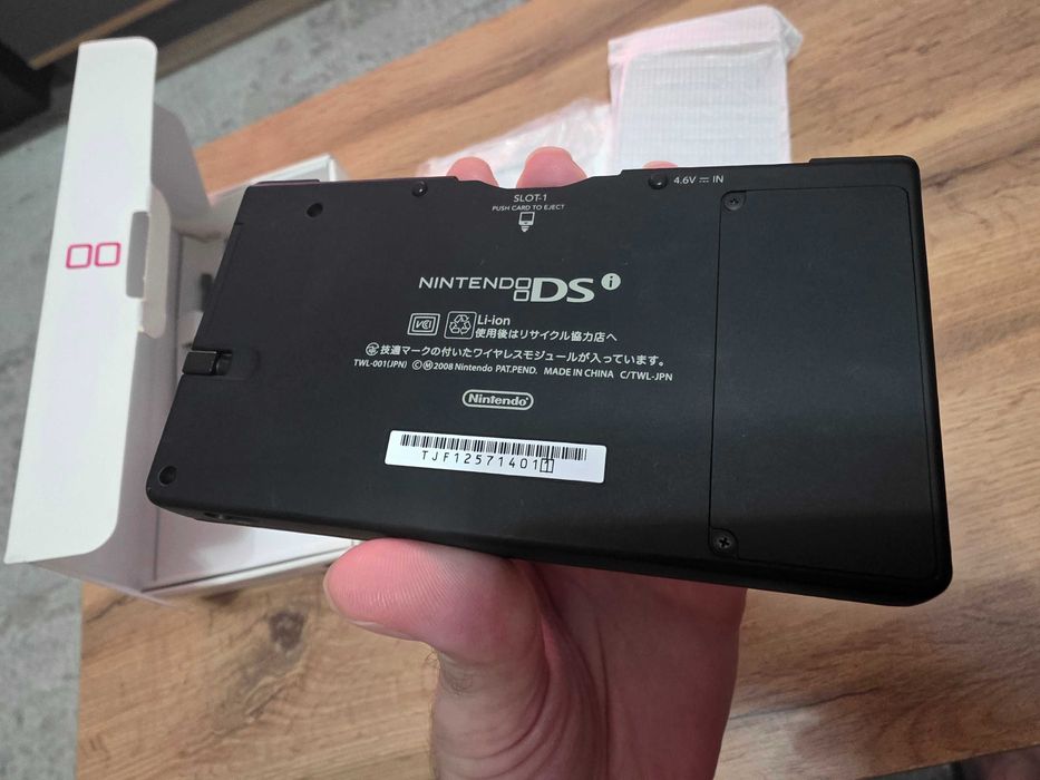 Продам новую Nintendo DSi Black