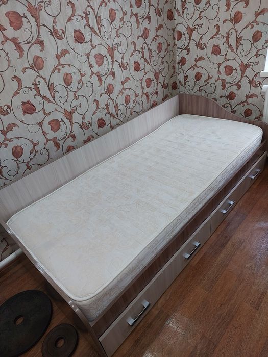 Продам кровать .