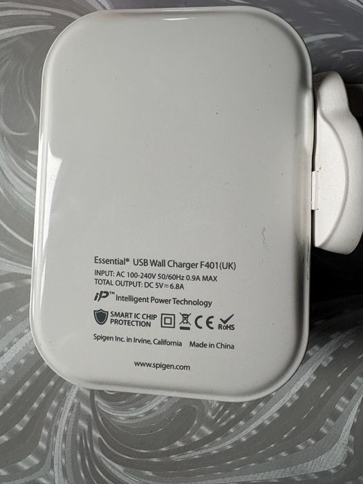 Адаптер Spigen с 4USB