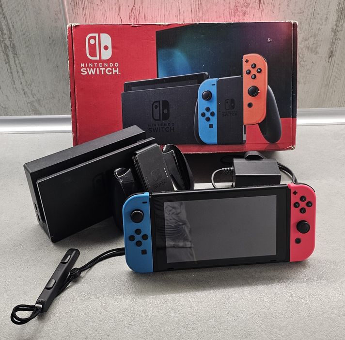 Nintendo Switch HAC-001(-01) V2 + 32 GB MicroSD