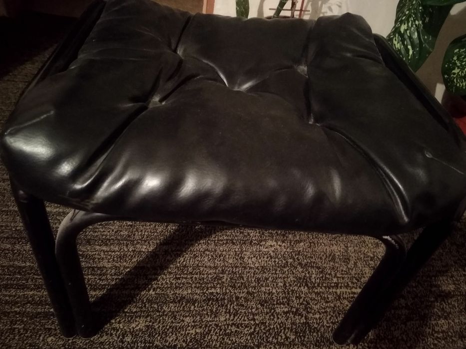 Столове метални с кожа и една таблетка.