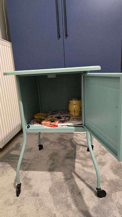 Noptiera de metal IKEA (model Vettre)