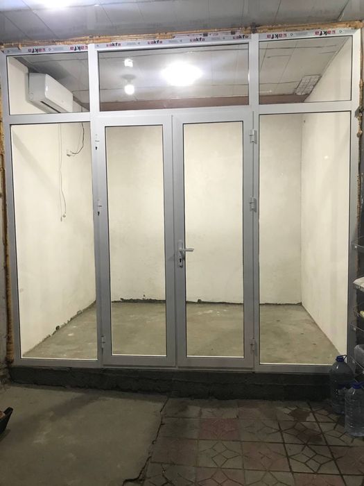Дверь акфа для входной части магазина полный комплект со стеклом.