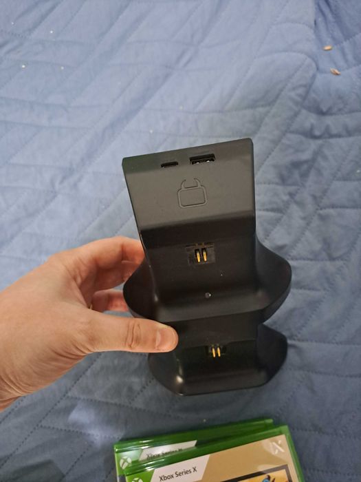 Consola XBOX Series X 1 TB cu 2 controllere si 5 CD uri cu jocuri si statie incarcare
