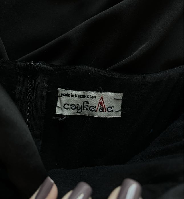 Срочно продам черное платье миди