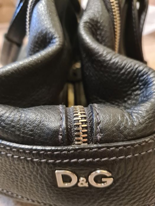 Дамска, пътна чанта от естествена кожа със катинарчета към закопчаващи