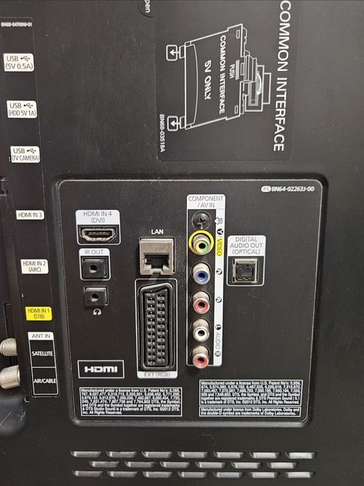 Телевизор Самсунг есть крепление на стену