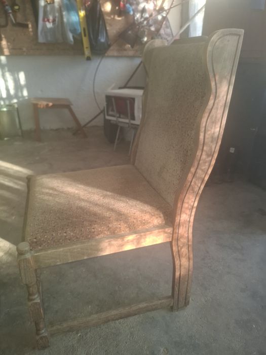 Старинни дървени столове