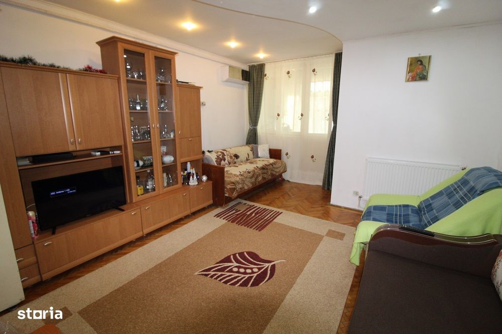 Închiriez garsonieră în Hunedoara, zona Bd. Dacia-Sanitas, etaj 1...