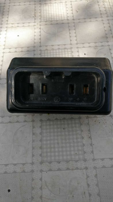 Трифазен контакт