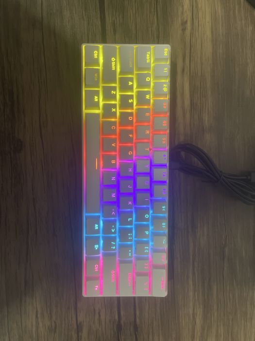 Механическая клавиатура на красных свичах с подцветкой. Белый и черный