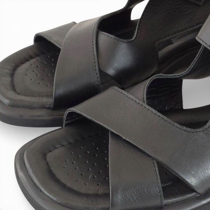 Модерни дамски сандали от естествена кожа.