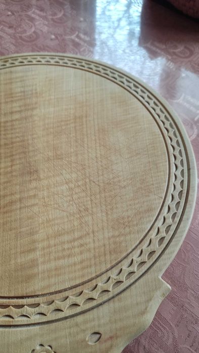 Кръгла дървена дъска за рязане с дръжка и украса от дърворезба