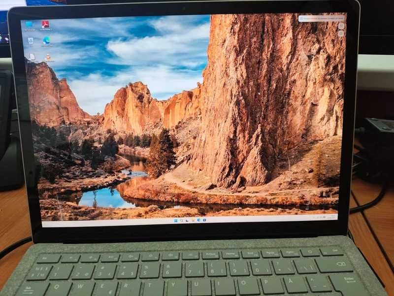 Vând un laptop Microsoft Surface