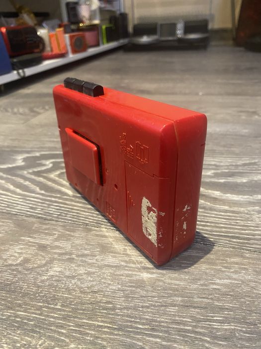 Walkman Vintage Anitech AE 100 – Roșu – Perfect Funcțional