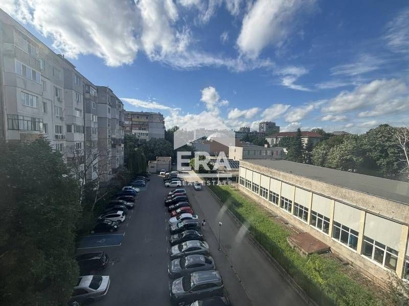 Тристаен апартамент в ж.к. Възраждане