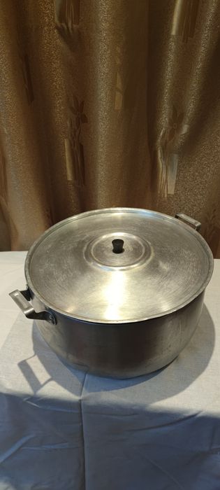 Кастрюля алюминиевая.