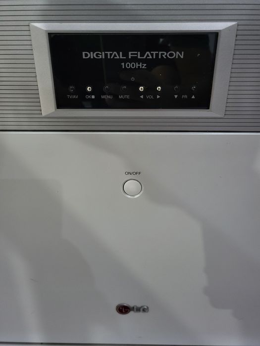 LG телевизор на колесиках