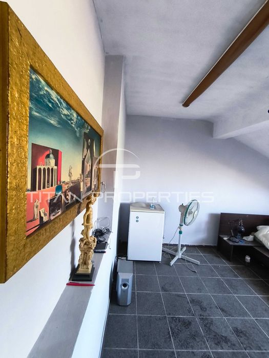 Тристаен обзаведен апартамент в Център