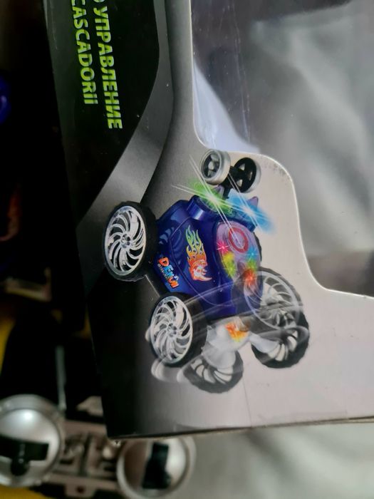 Преобръщащо се бъги с дистанционно управление
С дистанционно управлени