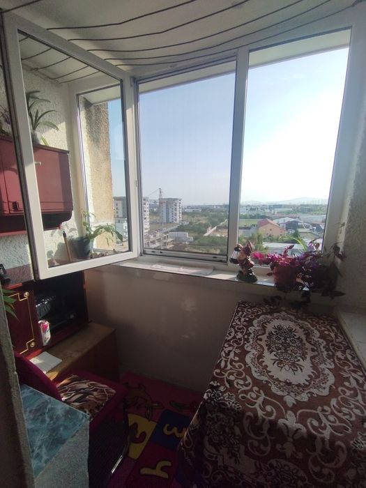 Primesc o doamnă în gazdă în garsonieră pe termen lung .