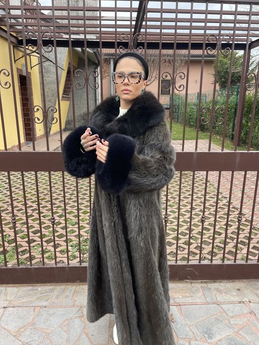 Haina lunga din blana naturala de nutrie cu guler si mansete de vulpe