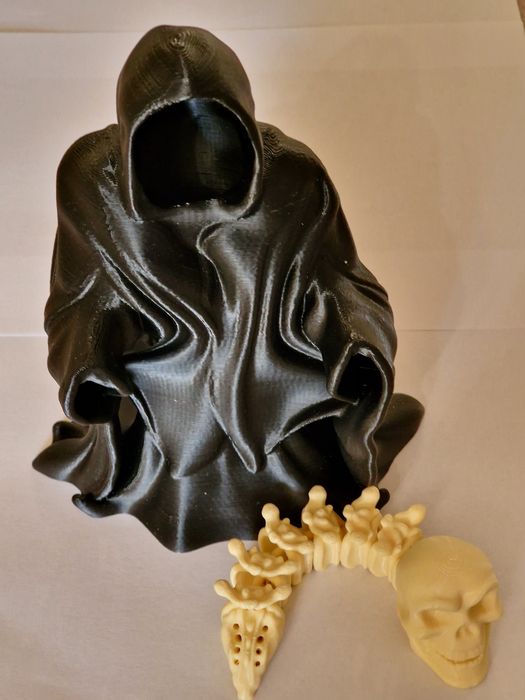 Хелолуин фигурка на покривало с вадещ се череп и гръбначен стълб