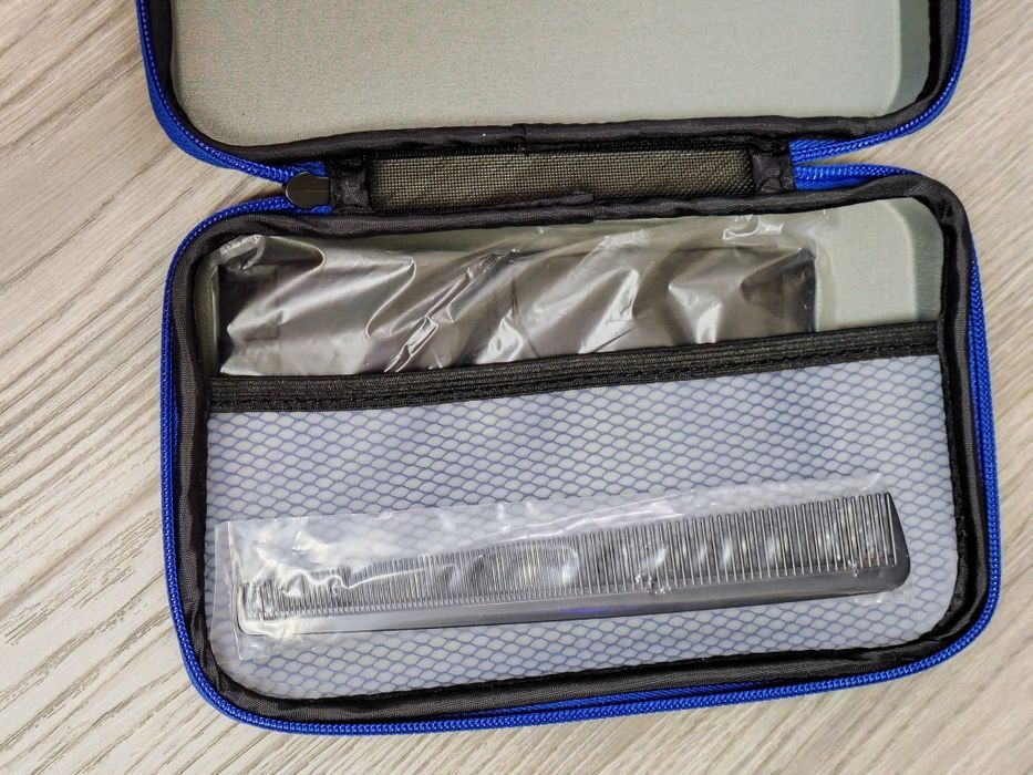 Cutie Philips , cu pelerina de tuns și pieptene , noi nefolosite-50 Lei