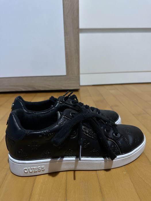 Оригинални обувки Guess – номер 38