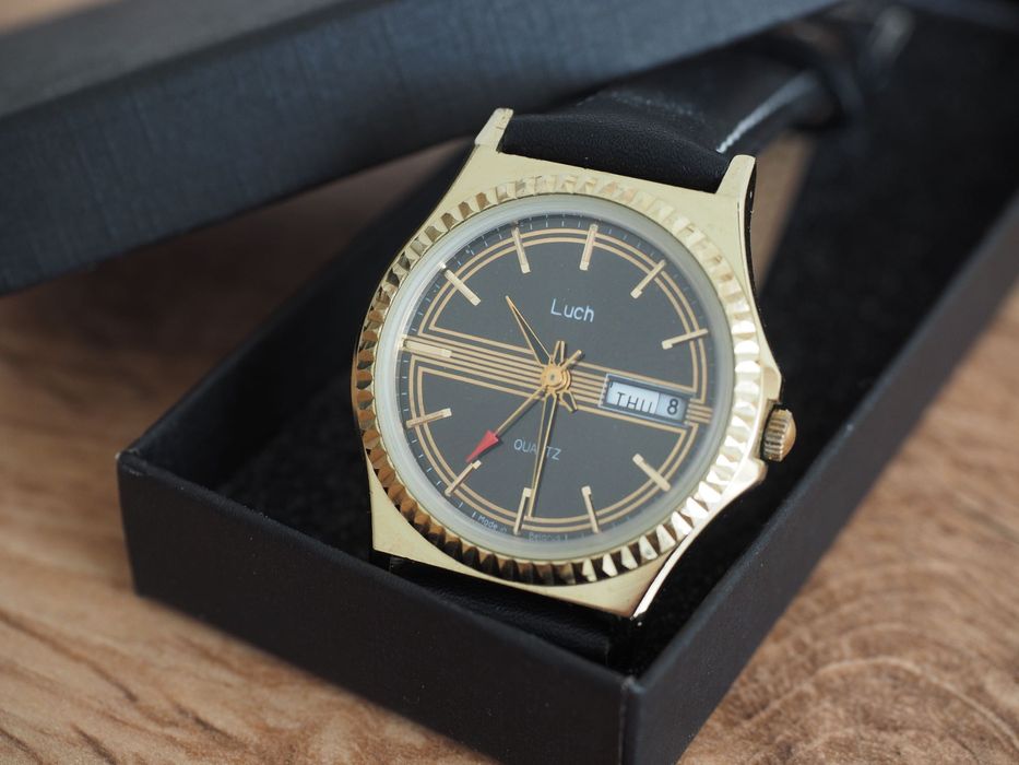 Ceas sovietic cu quartz Luch, curea nouă, cutie