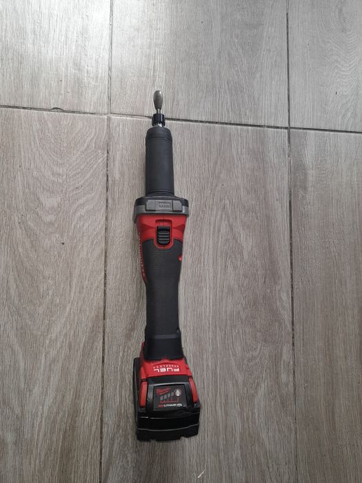 Biax polizor Milwaukee M 18 FDG
18 v
Un acumulator 3 Ah
Una Freză
Nou nefolosit
990 făra G