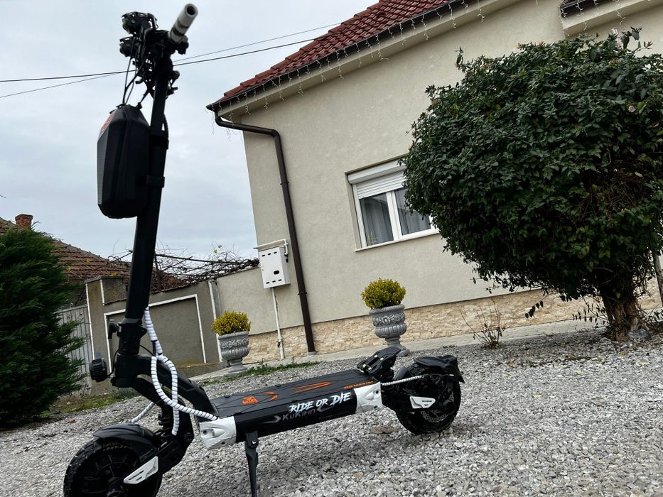 Se oferă spre vânzare Trotineta Kukirin G2 Master an 2025