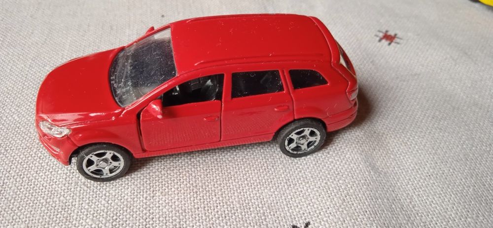 Металлические машинки.