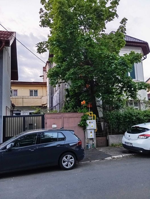 Particular vand vila langa Mall Vitan compusa din 4 apartamente cu intrari separate, colaboram cu agentii imobiliare