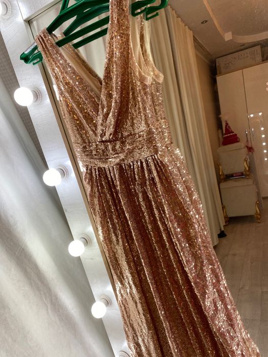 Золотистое вечернее платье