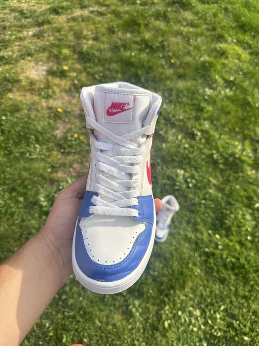 Nike Wmns Backboard High în nuanța alb/albastru/roz.