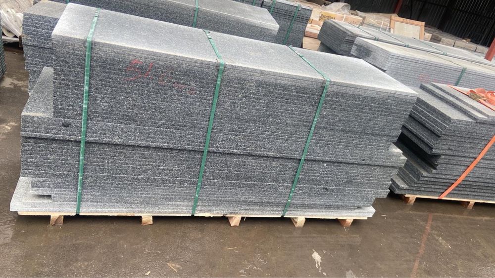 Гранит серый толщина ~2см шершавый