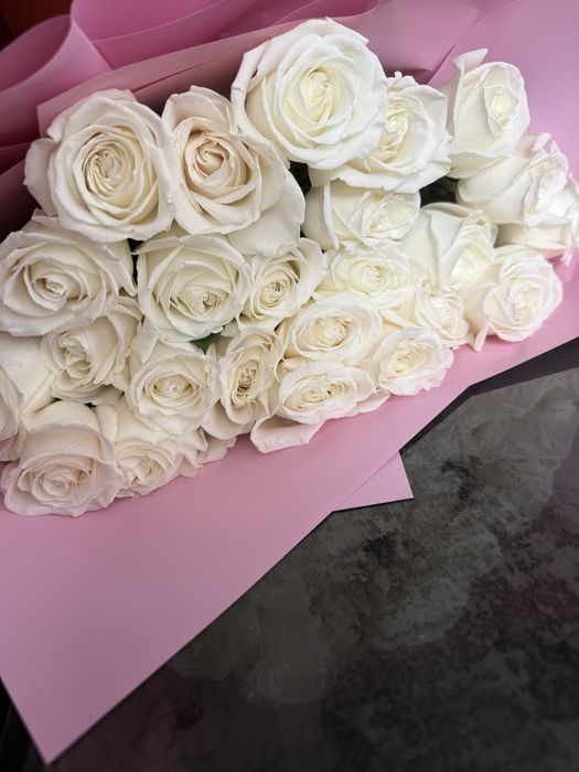 Свежие розы белые