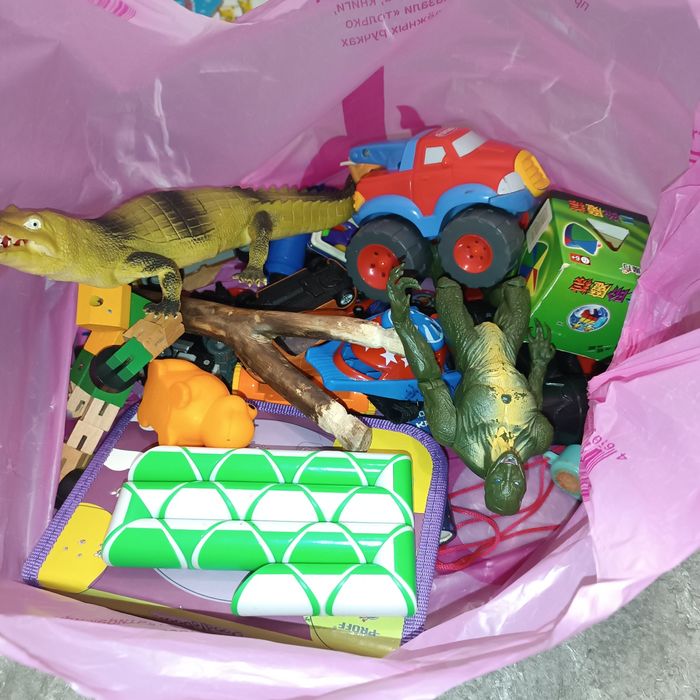 Продам 2 набора и игрушки