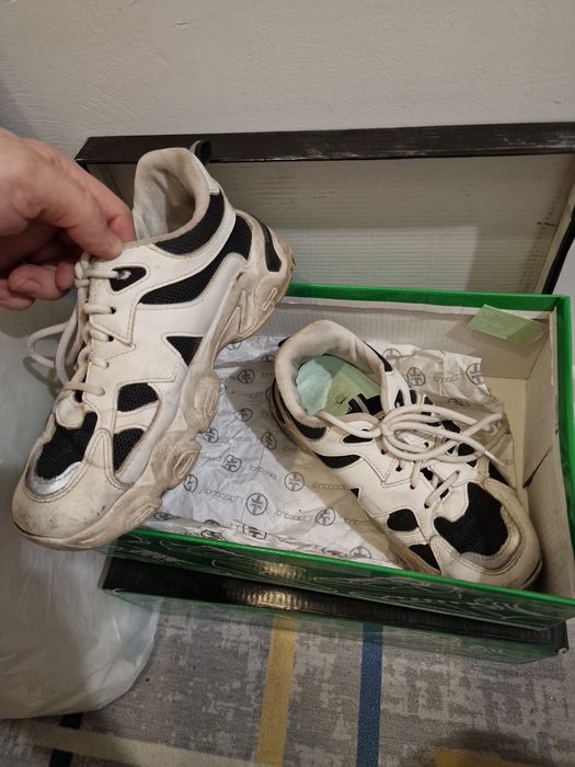 Отдам обувь и подушку