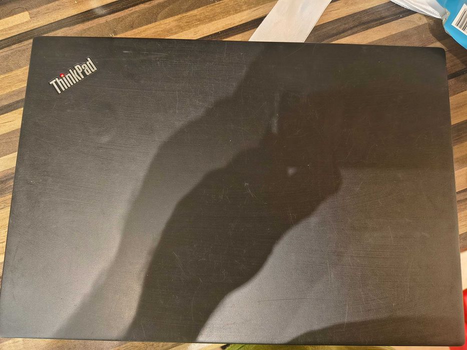 Продавам лаптоп Lenovo T495 с тъчскийн и Леново dock station gen2