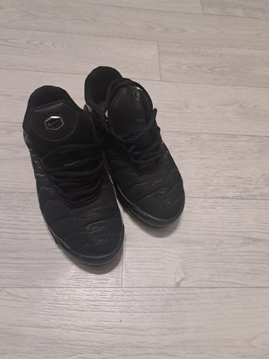 Продам черные кроссовки