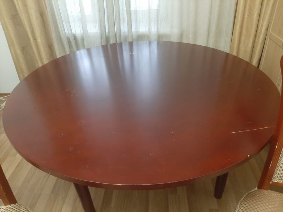 Стол круглый со стульями