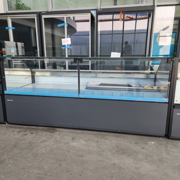 Vând vitrina asistate mezeluri noua