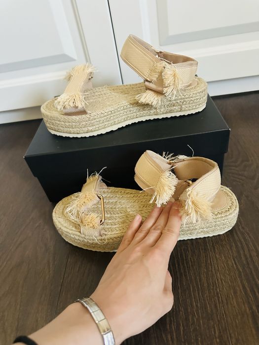 Sandale , papuci , incaltaminte de vara / plaja , cu arici , Noi ,  masura 38 crem , usori si comozi