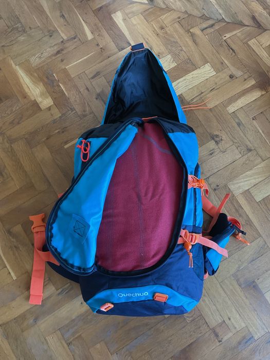 Продавам нова туристическа раница Quechua Forclaz 40 + дъждобран