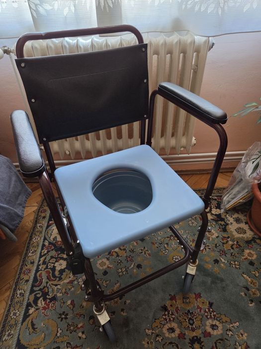 Scaun medical cu vas de toaleta