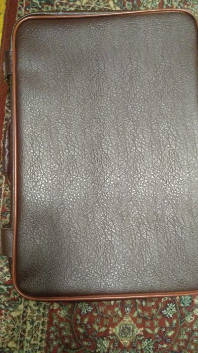 Ретро куфар !1 куфар от времето на соца...Изкуствена кожа