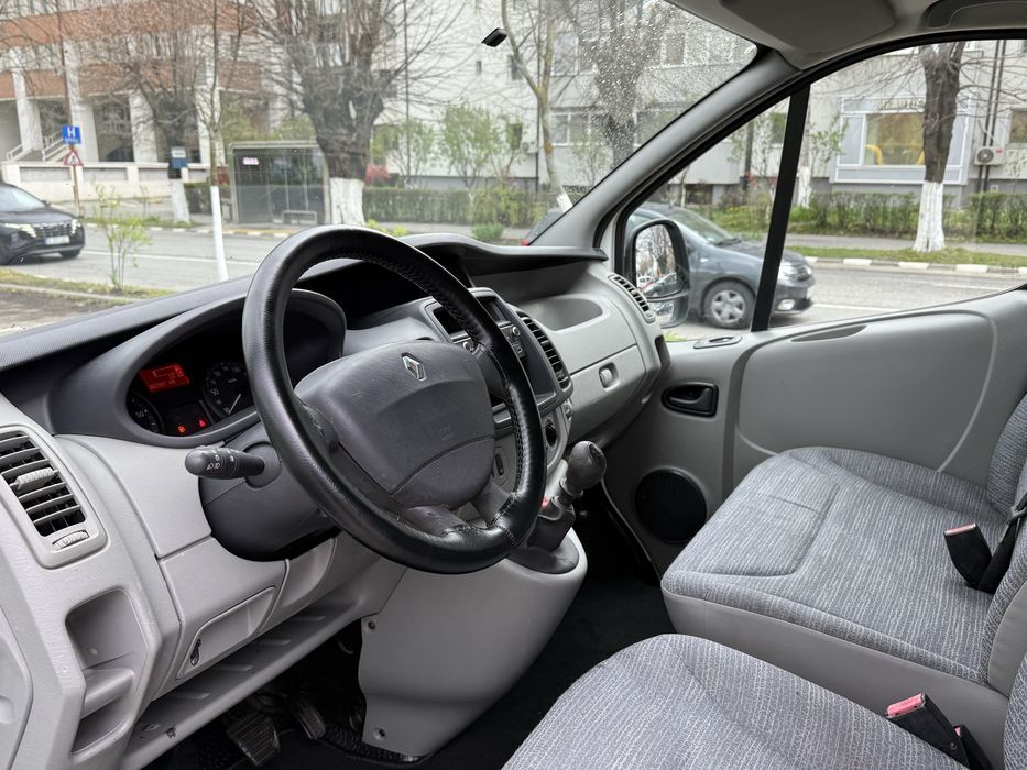 Renault Trafic 2.0 Dci Euro 5 cu 3 Locuri si Marfa