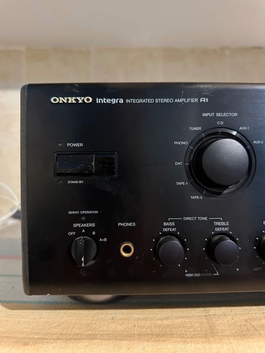 Amplificator de putere Onkyo integra R1.